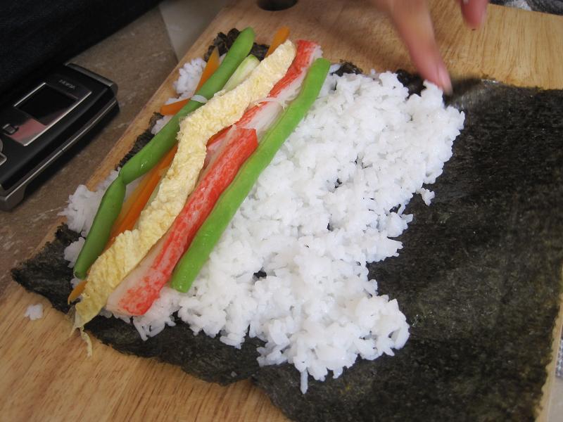 cach-lam-kimbap-107 Cách Làm Kimbap Bằng Tay Ngon Tuyệt Đơn Giản Tại Nhà