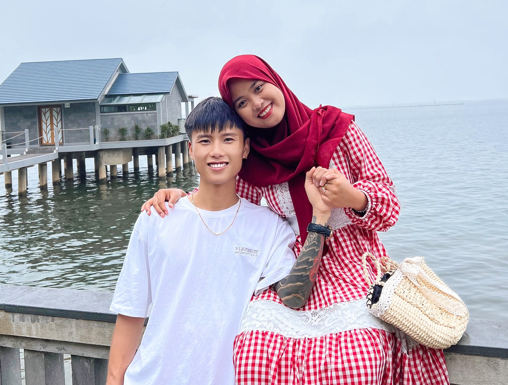 Ảnh Đạt Villa bên bạn gái người Indonesia