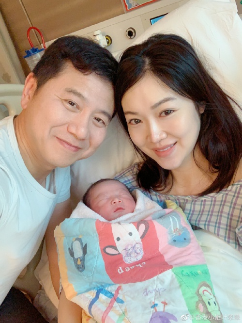Hoa hậu tai tiếng Hong Kong Diệp Thúy Thúy sinh con thứ 3 khiến dư luận xôn xao