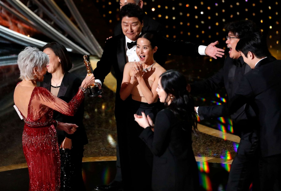 Điểm qua những bộ váy thảm họa của “sao” trên thảm đỏ Oscars 2020